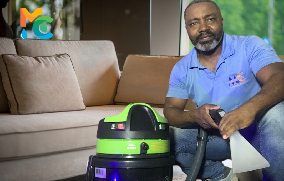 Profissional da Mister Clean realizando higienização de estofados com extratora IPC em Vila Velha, Vitória e Cariacica